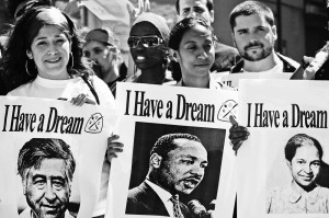 Aktion von „Restaurant Opportunities Center United" auf dem US-Sozialforum 2010. Auf den Plakaten sind VerteterInnen des Civil Rights Movements zu sehen: Rosa Parks, Martin Luther King, César Chávez. (Bild: Sasha Y. Kimel / flickr)